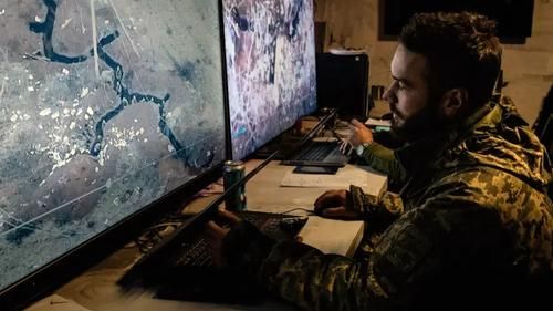 Украинский аналитик просматривает кадры с беспилотника, на которых запечатлены российские окопы под Бахмутом